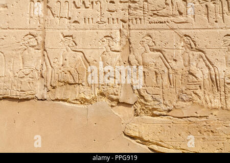 Geschnitzte wand Detail in Karnak Tempel komplex. Luxor, Nil Tal, Ägypten Stockfoto