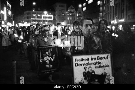 Ns-Opfer, einige in KZ-Uniformen, in Bonn am 23. Oktober 1975 demonstrierten gegen den betrieblichen Verbote durch die radikale Dekret verursacht. Die Vereinigung der Verfolgten des Naziregimes (Vvn) hatten für diese genannt. | Verwendung weltweit Stockfoto