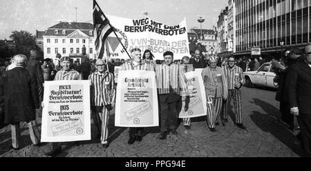 Ns-Opfer, einige in KZ-Uniformen, in Bonn am 23. Oktober 1975 demonstrierten gegen den betrieblichen Verbote durch die radikale Dekret verursacht. Die Vereinigung der Verfolgten des Naziregimes (Vvn) hatten für diese genannt. | Verwendung weltweit Stockfoto