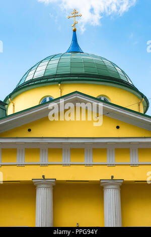 Riga Lettland Architektur, Detail der Giebel und Kuppel der St. Alexander Newski Russisch Orthodoxen Kirche befindet sich in 56 Brivibas Straße Riga, Lettland. Stockfoto