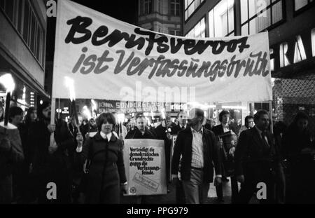 Ns-Opfer, einige in KZ-Uniformen, in Bonn am 23. Oktober 1975 demonstrierten gegen den betrieblichen Verbote durch die radikale Dekret verursacht. Die Vereinigung der Verfolgten des Naziregimes (Vvn) hatten für diese genannt. | Verwendung weltweit Stockfoto