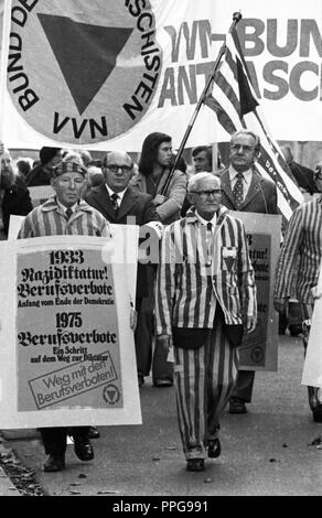 Ns-Opfer, einige in KZ-Uniformen, in Bonn am 23. Oktober 1975 demonstrierten gegen den betrieblichen Verbote durch die radikale Dekret verursacht. Die Vereinigung der Verfolgten des Naziregimes (Vvn) hatten für diese genannt. | Verwendung weltweit Stockfoto