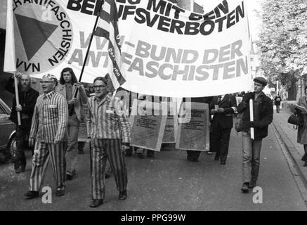 Ns-Opfer, einige in KZ-Uniformen, in Bonn am 23. Oktober 1975 demonstrierten gegen den betrieblichen Verbote durch die radikale Dekret verursacht. Die Vereinigung der Verfolgten des Naziregimes (Vvn) hatten für diese genannt. | Verwendung weltweit Stockfoto