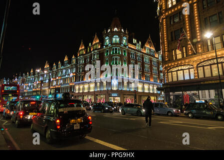 London, Großbritannien - 3. Januar 2018: Straße der luxuriösen Stadtteil Knightsbridge nachts mit Weihnachtsdekoration mit Menschen um in L Stockfoto