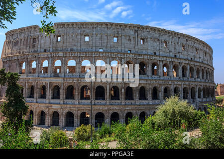 Blick auf das römische Kolosseum unter dem schönen Himmel, Italien Stockfoto