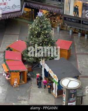 Tschechische Republik, Prag, 20.Dezember 2016, Weihnachtsbaum mit Kiosk auf dem Platz der Republik. Stockfoto