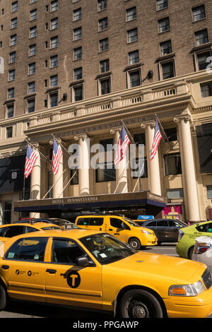 Pennsylvania Hotel an der Seventh Avenue mit Taxis im Vordergrund, NYC, USA Stockfoto