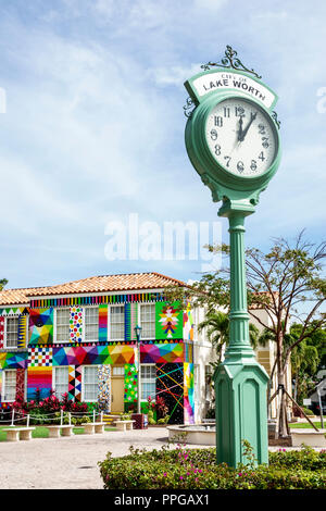 Florida, Lake Worth, Lake Avenue, First Schoolhouse, Rathaus-Anbau, farbenfrohes historisches Gebäude, riesige Uhr, FL180212169 Stockfoto