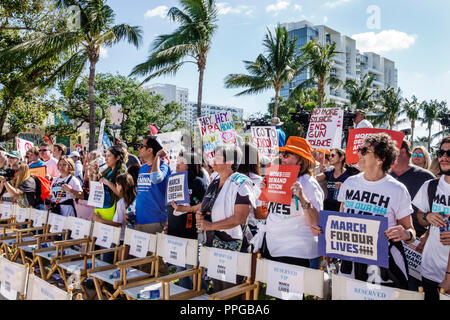 Miami Beach, Florida, Collins Park, Marsch um unser Leben, öffentliche High-School-Schießereien Gewehrgewalt Protest, Studenten Schilder Plakate, Frau weibliche wom Stockfoto