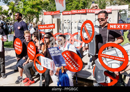 Miami Beach Florida, Collins Park, Marsch um unser Leben, öffentliche High School Schießereien Waffe Gewalt Protest, Studenten mit Schildern Plakate, Black ma Stockfoto