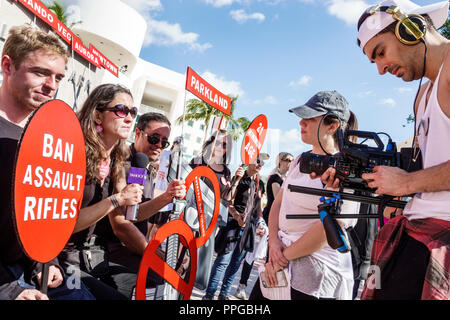 Miami Beach, Florida, Collins Park, Marsch um unser Leben, öffentliche High School Schießereien Gewehrgewalt Protest, Studenten halten Plakate, Medien, Ya Stockfoto