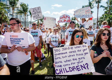 Miami Beach, Florida, Collins Park, Marsch um unser Leben, öffentliche High-School-Schießereien Gewehrgewalt Protest, Studenten halten Plakate, Männer Stockfoto