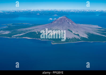 Luftaufnahmen von Augustine Vulkan in Alaska's Cook Inlet an einem sonnigen Tag Stockfoto