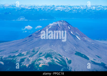 Luftaufnahmen von Augustine Vulkan in Alaska's Cook Inlet an einem sonnigen Tag Stockfoto