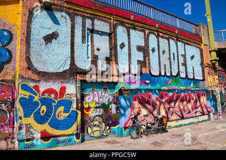 Street Art entlang der Donau in Wien Österreich. Stockfoto