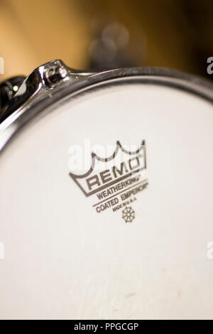 Belgrad, SERBIEN - Juli 23, 2018: Detail der Remo Schlaginstrumente. Remo Inc. ist ein US-amerikanischer percussion Instrument Company, founde dat 1957. Stockfoto