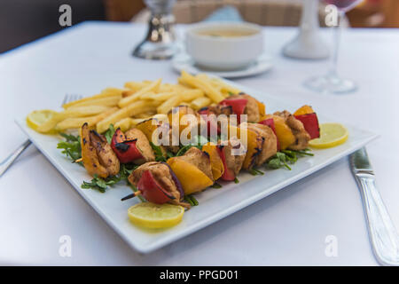 Nahaufnahme von Hühnchen Shish Kebab tawook Mahlzeit auf dem Teller im Freien Luxus Restaurant Stockfoto