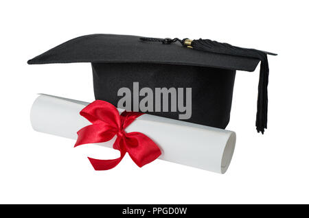 Schwarz Absolvent hat und Papier blättern mit roter Schleife mit einem Bogen, auf weißem Hintergrund gebunden Stockfoto