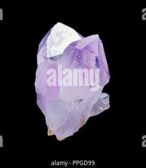 Mehrere Kristalle violett transparent Amethyst auf schwarzem Hintergrund Stockfoto