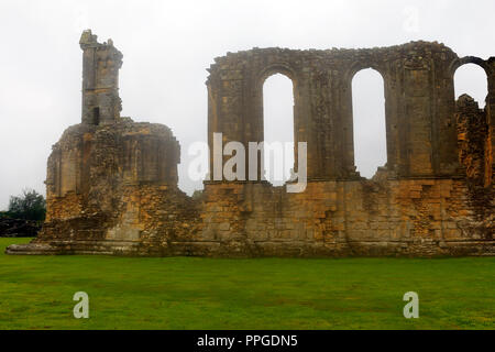 Byland Abbey auf einem nassen trüben Tag mit niedrigen Cloud in North Yorkshire Stockfoto