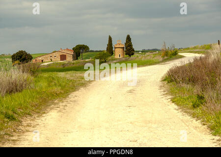 In SAN QUIRICO D'ORCIA - AM 04/25/2017 - die kleine Kirche von Vitaleta im Val d'Orcia, Siena, Italien Stockfoto