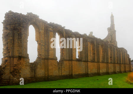 Byland Abbey auf einem nassen trüben Tag mit niedrigen Cloud in North Yorkshire Stockfoto