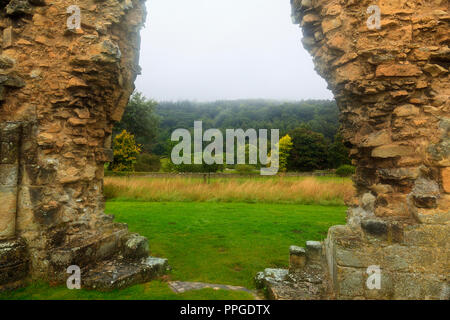 Byland Abbey auf einem nassen trüben Tag mit niedrigen Cloud in North Yorkshire Stockfoto