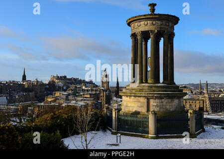 Dugald Stewart Denkmal, Balmoral Hotel Clocktower und die Skyline der Stadt von Calton Hill, Edinburgh, Schottland Stockfoto