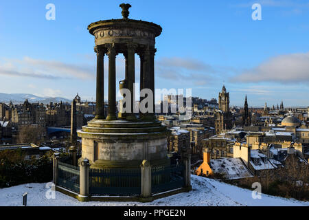 Dugald Stewart Denkmal, Balmoral Hotel Clocktower und die Skyline der Stadt von Calton Hill, Edinburgh, Schottland Stockfoto