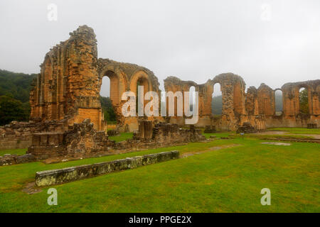 Byland Abbey auf einem nassen trüben Tag in North Yorkshire Stockfoto