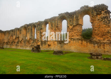Byland Abbey auf einem nassen trüben Tag in North Yorkshire Stockfoto