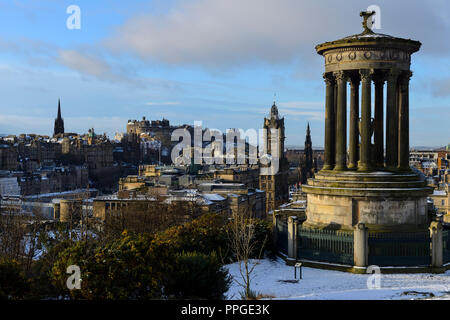 Dugald Stewart Denkmal, Balmoral Hotel Clocktower und die Skyline der Stadt von Calton Hill, Edinburgh, Schottland Stockfoto