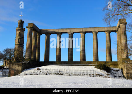 National Monument von Schottland und die Nelson Denkmal auf dem Calton Hill im Schnee, Edinburgh, Schottland Stockfoto