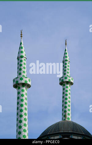 Zwei Minarett Türme der zentralen Moschee Hamburg (Fotomontage) Stockfoto