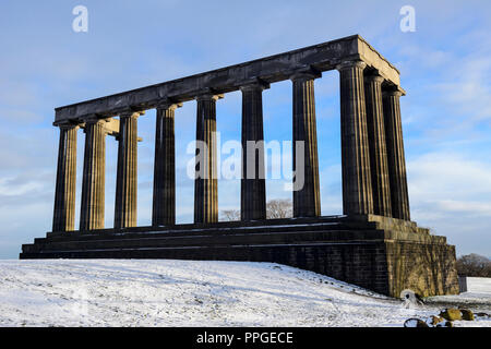 National Monument von Schottland auf dem Calton Hill im Schnee, Edinburgh, Schottland Stockfoto
