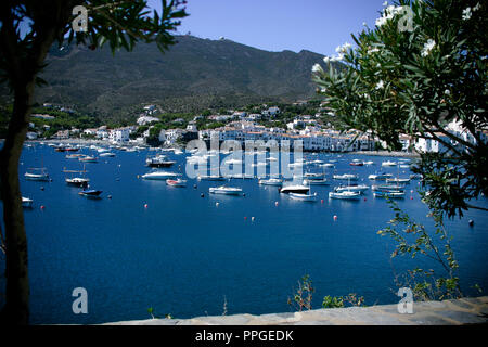 Ein Blick auf die Stadt Cadques, Spanien in der Provinz Girona, Katalonien, Spanien im Sommer. Stockfoto