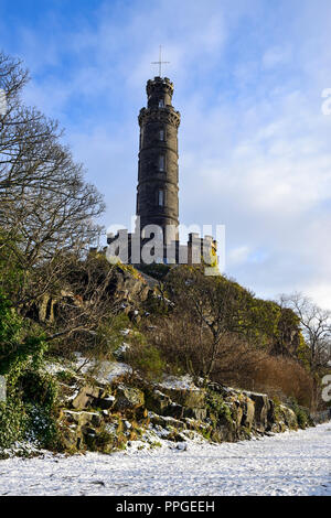 Nelson Denkmal auf dem Calton Hill im Schnee, Edinburgh, Schottland Stockfoto