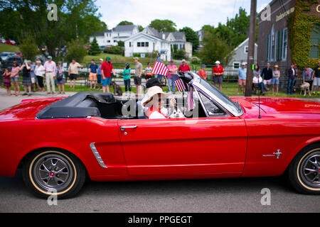 Viertel der Juli Parade auf der Main Street auf der Insel Vinalhaven, Maine. Die Insel Gemeinschaft in der Penobscot Bay ist eine der größten Hummer Fischerei Stockfoto