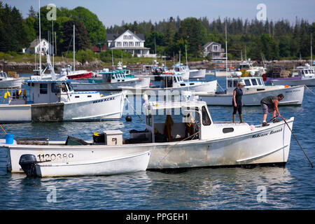 Hummer die Fischer in ihren Booten auf der Insel Vinalhaven, Maine. Die Insel Gemeinschaft in der Penobscot Bay ist eine der größten Hummer Fischerei in Stockfoto