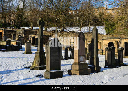 Grabsteine im Schnee in neuen Calton Grabstätte, Regent Road, Edinburgh, Schottland Stockfoto