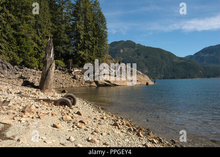 Der Trailer wurde am Stave Lake in Mission, British Columbia, Kanada, weggeworfen Stockfoto