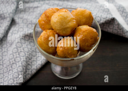 Türkischer Lokma (gebratene süße Teig) Stockfoto