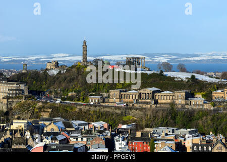 Calton Hill im Schnee mit den alten Royal High School Gebäude im Vordergrund von Salisbury Crags, Edinburgh, Schottland Stockfoto