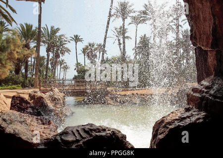 Horizontale Ansicht von El Palmeral Park in der Stadt Alicante, Spanien hinter einem Wasserfall Stockfoto