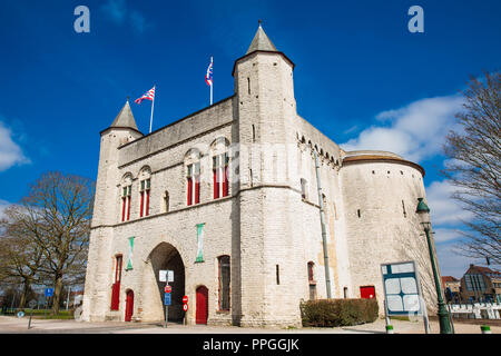 Das antike Kreuz Tor der Stadtmauer in der historischen Stadt Brügge. Stockfoto