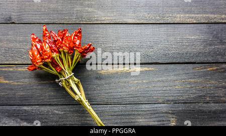 Flach der rote getrocknete Chilischoten auf rustikalen Holztisch, Platz für Kopie Stockfoto