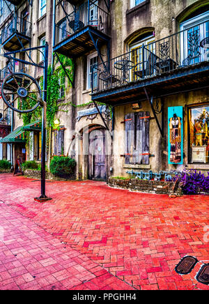 Apartment mit Balkon und Storefronts auf, River Street, Savannah, Georgia Stockfoto