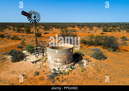Alte Windmühle aus Service und leeren Wasser tan im Outback Australien, Murchison, Western Australia Stockfoto