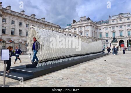 London, Großbritannien, September 2018. Design Biennale/Festival. Ungehorsam, ein 17 m kinetische Gehweg durch Nassia Inglessis (Griechenland). Stockfoto