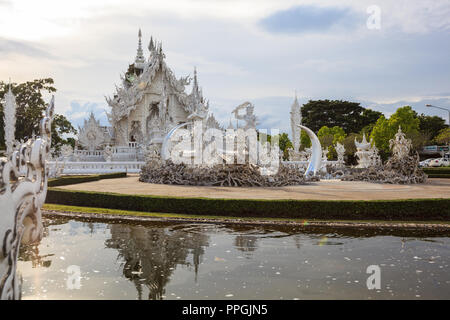 Chiangrai, Thailand - September 01, 2018: Wat Rong Khun (weiße Tempel) ist eine der beliebtesten Sehenswürdigkeiten Touristen in Thailand besuchen, mit modernen Stockfoto